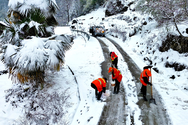 道路养护工人迎寒而上，全力融雪除冰。黔江区委宣传部供图