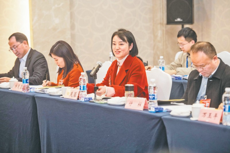 1月23日，黔江区代表团举行全体会议，田茂蓉代表（左三）就人大代表如何更好履职提出建议。记者 崔力 摄/视觉重庆