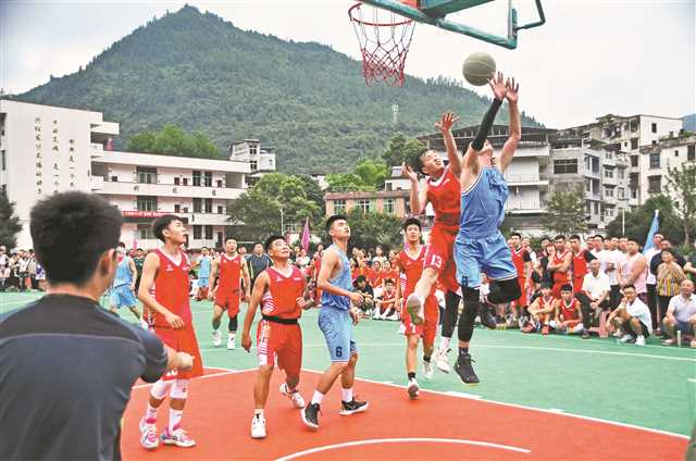 2023年7月10日，酉阳县兴隆镇兴隆中学，来自机关、学校和各个村的近十支队伍在进行“村BA”篮球联赛选拔。通讯员 储潇 摄/视觉重庆