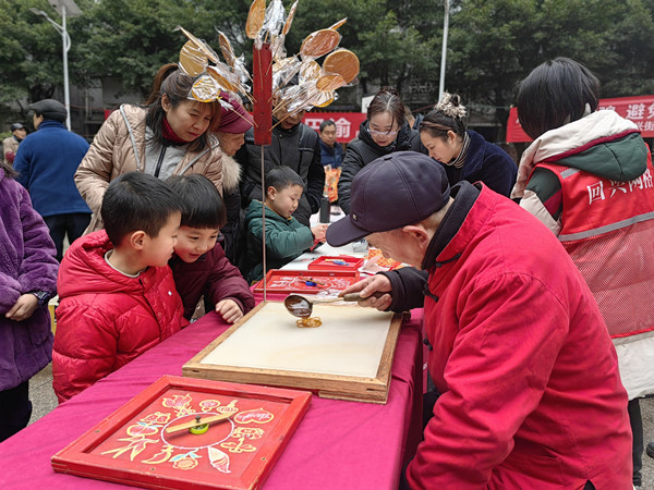 民间传统艺人制作画糖人让小朋友目不暇接。宝圣东路社区供图