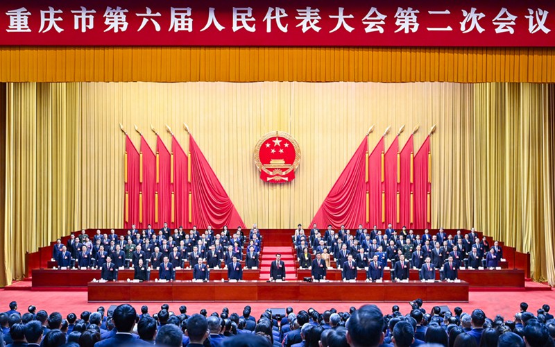  1月24日下午，在市人民大厦，重庆市第六届人民代表大会第二次会议在庄严的国歌声中闭幕。记者 齐岚森 摄/视觉重庆