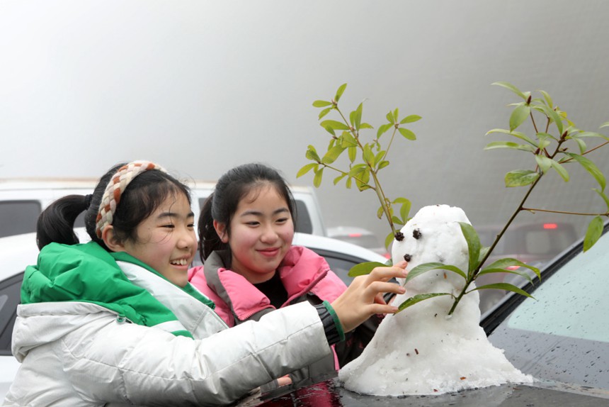 1月22日，永川區茶山竹海景區，游客在堆雪人。特約攝影 陳仕川/視覺重慶