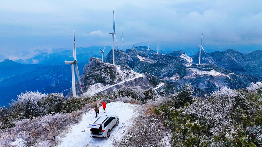 1月22日，萬盛經開區石林鎮茶園村，雪景與風電場相互映襯，格外美麗。特約攝影 曹永龍/視覺重慶