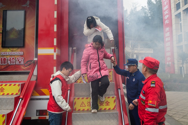 火灾逃生疏散体验。涪陵区消防救援支队供图
