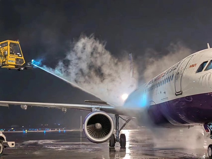 遭遇雨雪天气时为飞机除冰。西部航空供图