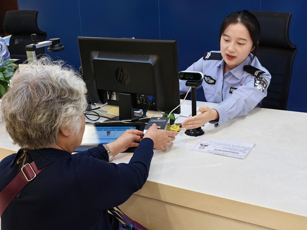 市民在窗口办理出国境证件。重庆市公安局出入境管理局供图