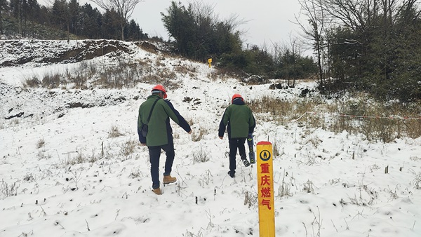 近期，受冷空气影响，武隆区迎来新一轮降温降雪天气，海拔1700米以上地区有冰冻和道路结冰。图为1月25日，重庆燃气集团长南公司巡线人员正加紧对和顺镇周边燃气管线开展巡查，全力保障安全平稳供气。重庆燃气集团供图