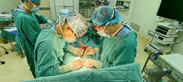 医生正为文文进行肾移植手术。重医附属儿童医院供图