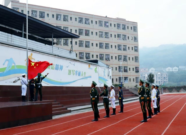 學校堅持以國防教育為核心。重慶華繡中等專業學校供圖