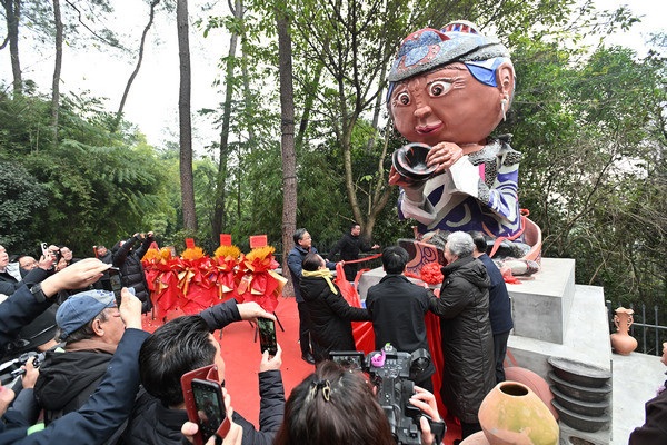 雕塑作品《黑瓷婆婆》正式与广大市民见面。南岸区融媒体中心供图