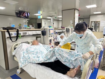 患者在接受治疗。重庆中肾医院供图
