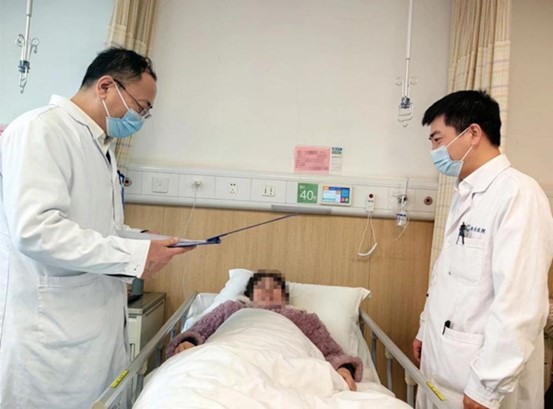 宋明宝(左一)查房。重庆西区医院供图