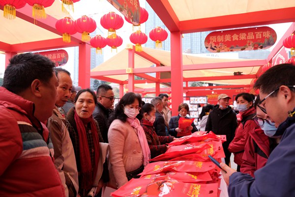活动现场,张鸭子食品广受市民青睐。石楚园摄