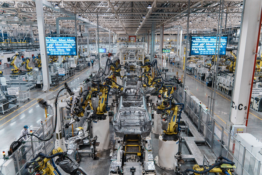 賽力斯汽車智慧工廠焊裝車間正在生產AITO問界新M7。 高彰攝