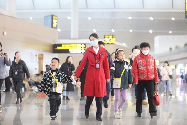 									单飞“无陪儿童”不孤单					随着中小学放寒假，重庆各航空公司每天单飞的“无陪儿童”也多起来。来自重庆航空数据统计，从1月19日至30日，该航司已累计运送“无陪儿童”520人，最多的一天进出港“无陪儿童”接近200人。把每位“无陪儿童”平安地交到亲人手中，并让他们单飞过程中不孤单，是航空公司相关工作人员的“必修课”。				