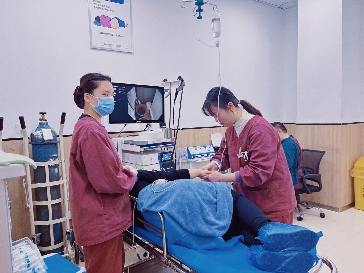 护士为患者做检查前的准备工作。重庆东大肛肠医院供图