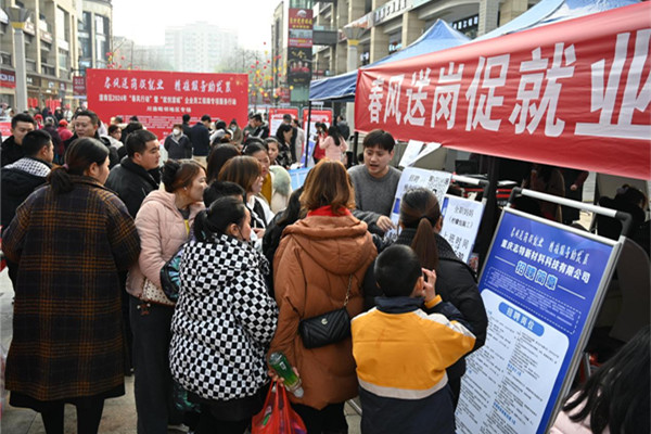 企业相关负责人为求职者介绍岗位情况。潼南区委宣传部供图