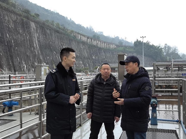 2月1日，忠县税务人员走访重庆市忠县排水有限公司，了解经营情况，宣传相关税费政策。张安慧摄