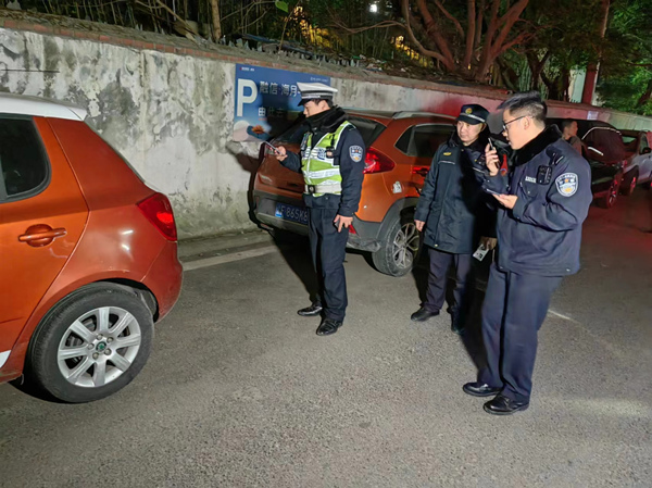集中夜查行动现场。回兴街道供图