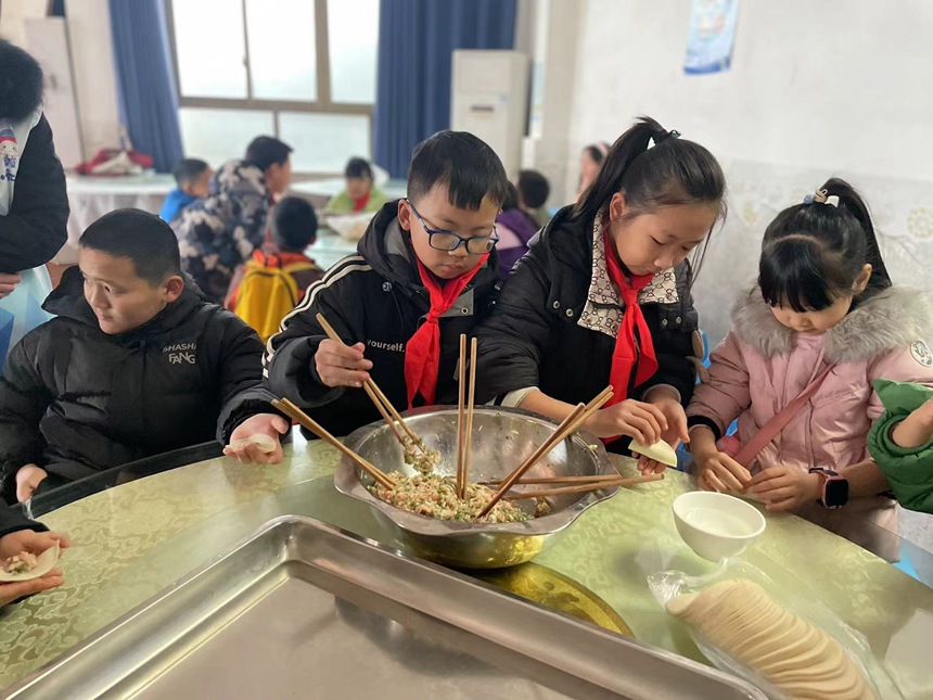 青少年们正在包饺子。共青团重庆市綦江区委员会供图
