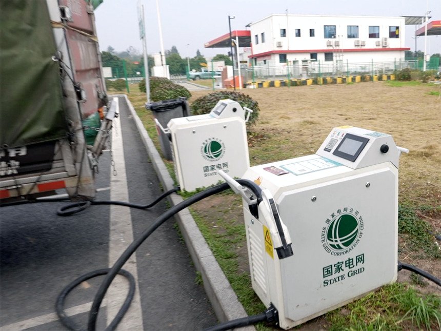 重庆电动汽车公司在龙溪河服务区配置的移动充电桩。吴汪洋摄