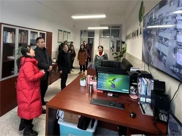議事代表為學校發展出謀劃策。花溪街道供圖