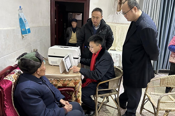 社保工作人员上门为95岁老年人办理社保卡。重庆市人力社保局供图
