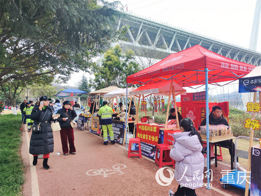巴南区商务委在白居寺长江大桥下设立便民服务点。人民网 陈琦摄