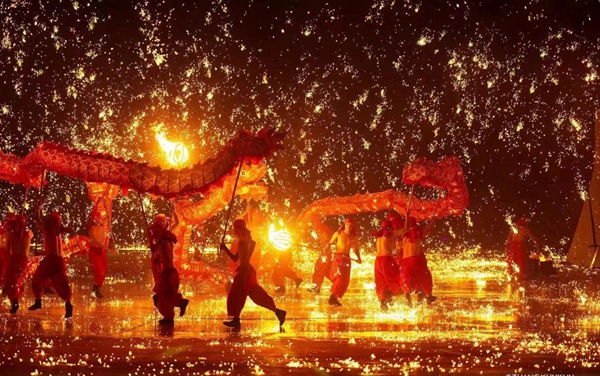 重庆市铜梁区龙文化传媒有限公司的龙舞师正表演铁花龙舞，共贺新年。重庆市税务局供图