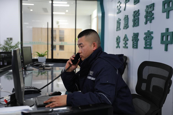 2月7日，国网重庆酉阳供电公司员工正在生产管控中心、应急指挥中心、安全督察中心为一体的“三中心”值班。黄菊摄
