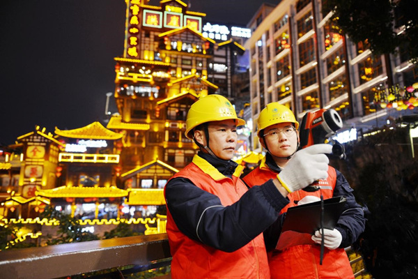 2月6日，国网重庆市区供电公司员工在洪崖洞景区开展用电设备流动巡视。韩薇摄