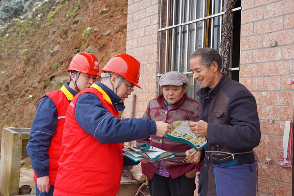 2月7日，国家重庆垫江供电公司员工在桂溪街道西山村开展春节安全用电宣传。王鹏摄