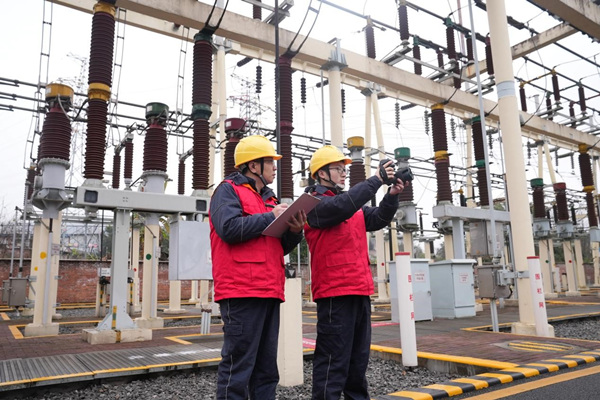 2月7日，国网重庆合川供电公司员工在220千伏花园变电站开展设备巡视测温，保障电力可靠供应。高爱妮摄