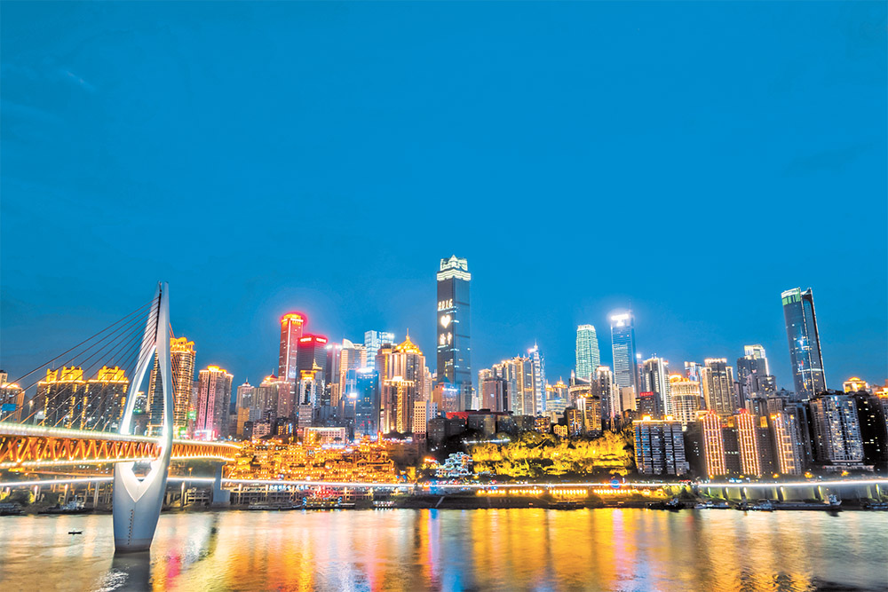 渝中区,洪崖洞夜色奇幻美丽。近年来,重庆积极探索夜间消费新业态新场景。(资料图片)记者 谢智强 特约摄影 苏思/视觉重庆