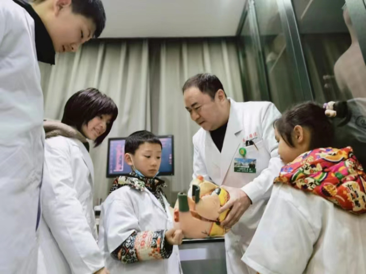 重庆市慢病防治科普基地：让学生体验“小小医生“
