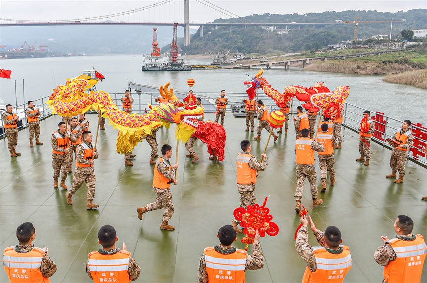 官兵在甲板上开展舞龙、舞狮等丰富多彩的文化活动，喜迎新春佳节。曹洋摄