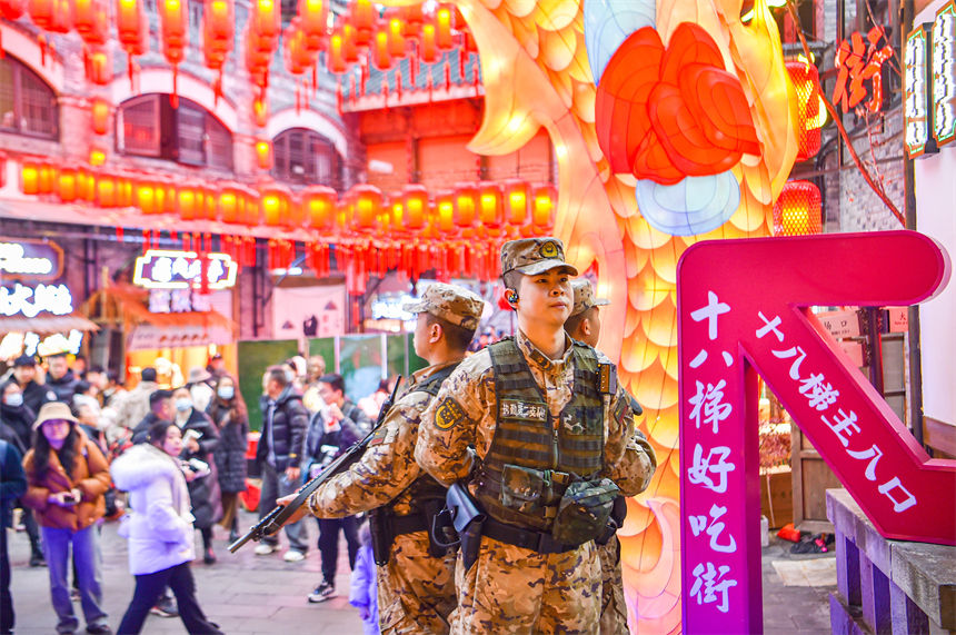 官兵在重慶解放碑、洪崖洞、十八梯等景點巡邏執勤，維護春節出行秩序，確保游客安全。曹洋攝