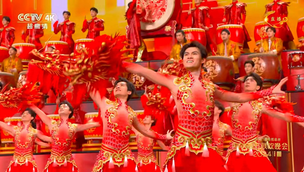 重慶大學原創舞蹈《手龍人》團隊亮相央視龍年春晚開場舞《鼓舞龍騰》。重慶大學供圖