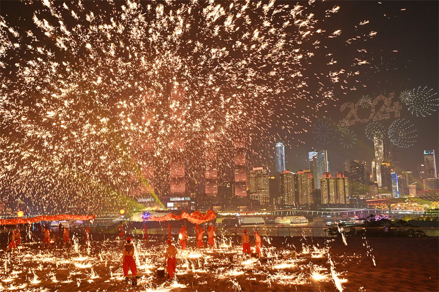 2月9日，南岸区弹子石广场，非遗打铁花表演呈现出“火树银花”的美景。郭旭摄
