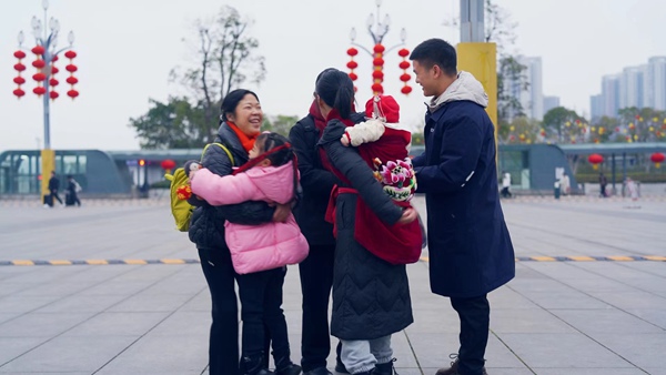 王睿父母来到重庆，一家人团聚。国网重庆永川供电公司供图