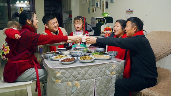 王睿一家人在吃年夜饭。国网重庆永川供电公司供图