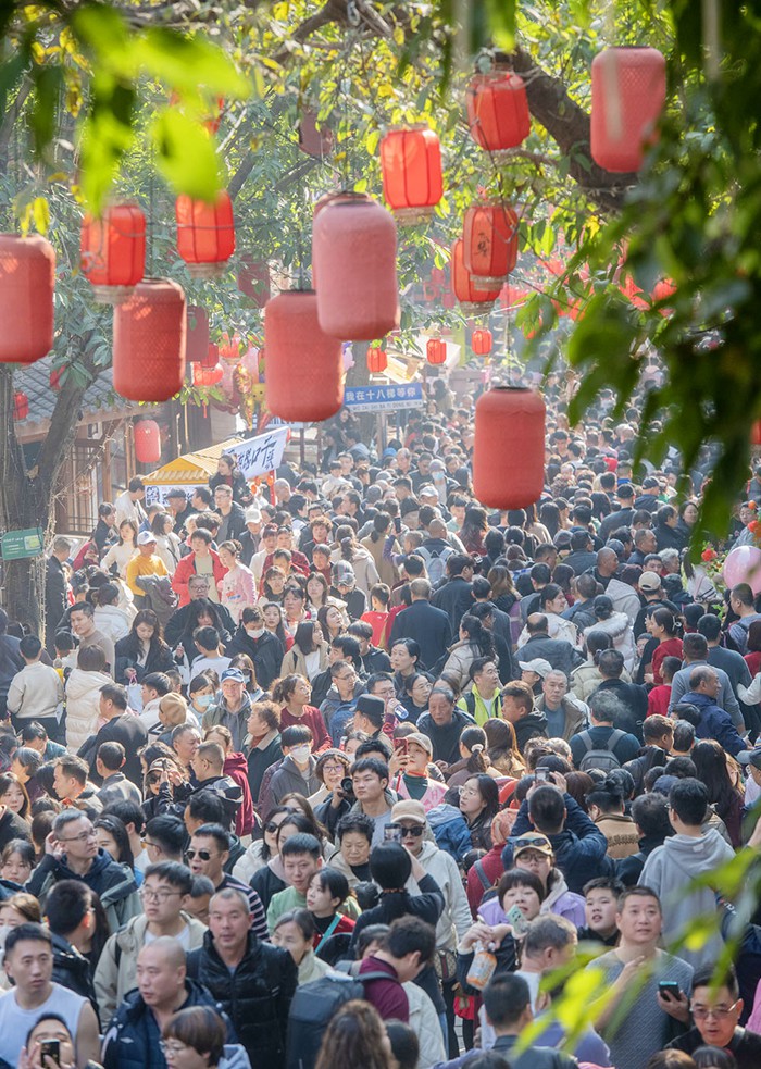 2月11日,渝中区十八梯传统风貌区,游人如织。记者 张锦辉 摄/视觉重庆