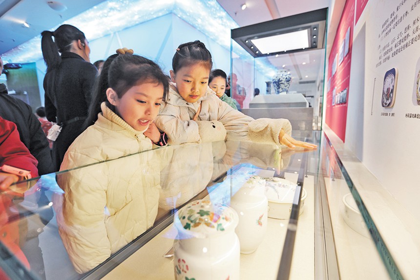2月13日，万盛经开区博物馆，游客正在参观巴蜀古代婴戏纹瓷器珍藏展，领略传统文化，过个有文化味的新春佳节。通讯员 王泸州 摄/视觉重庆
