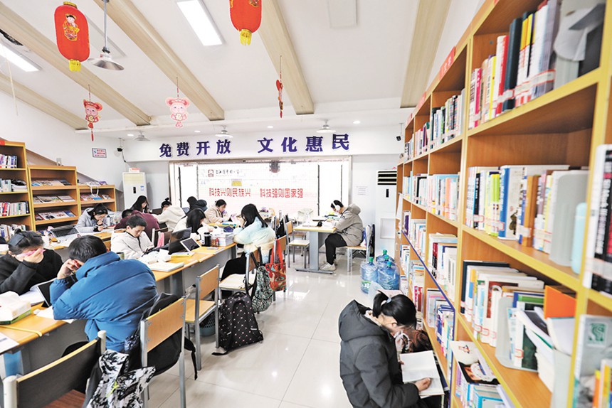 2月14日，市民在垫江县桂溪街道的一24小时城市书房阅读。春节期间，许多市民走进书店、图书馆，品味书香。特约摄影 孙凯芳/视觉重庆