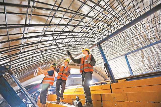 2023年12月27日，西渝高铁康渝段四方山隧道，工人正在紧张施工。 本版图片由记者 罗斌 摄/视觉重庆