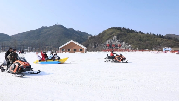游客在雪地裡歡樂游玩。景區供圖