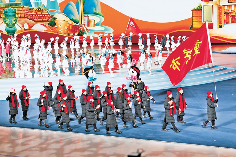 重庆市代表团首次在全国冬运会上举旗亮相。华龙网记者 石涛 摄/视觉重庆