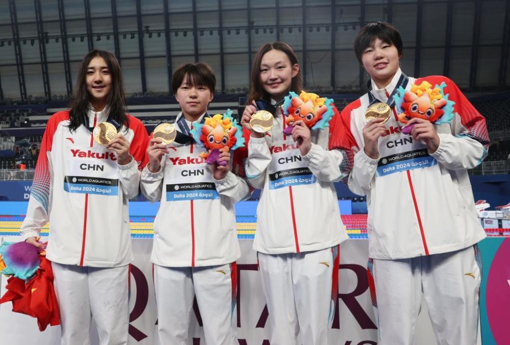 冠军中国队选手艾衍含、龚真琦、李冰洁和杨佩琪（从左至右）在颁奖仪式后合影。新华社记者 雒圆 摄