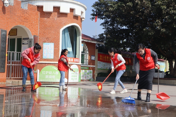 永川区红炉幼儿园教师开展卫生大扫除。永川区教委供图