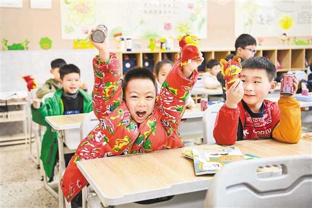 2月18日，兩江新區重光小學，學生們領到龍年玩偶，開心極了。通訊員 王加喜 攝/視覺重慶